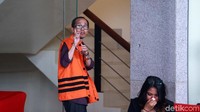 Kedua tangan Muhammad Muafaq Wirahadi tampak diborgol.