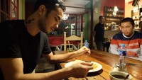 Paling gak enak kalau makan diliatin terus 👀, kata Lio. Tuh, kalau ketemu Lio, jangan lihatin dia kalau lagi makan ya! Foto: Instagram marthinolio