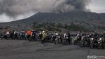 Aksi Pecinta Royal Enfield Taklukan Erupsi Bromo