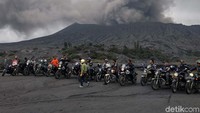 Biker asal negara India, Rahul mengaku takjub akan keindahan Gunung Bromo. Menurutnya Gunung Bromo sangat eksotik, ditambah saat ini tengah erupsi.