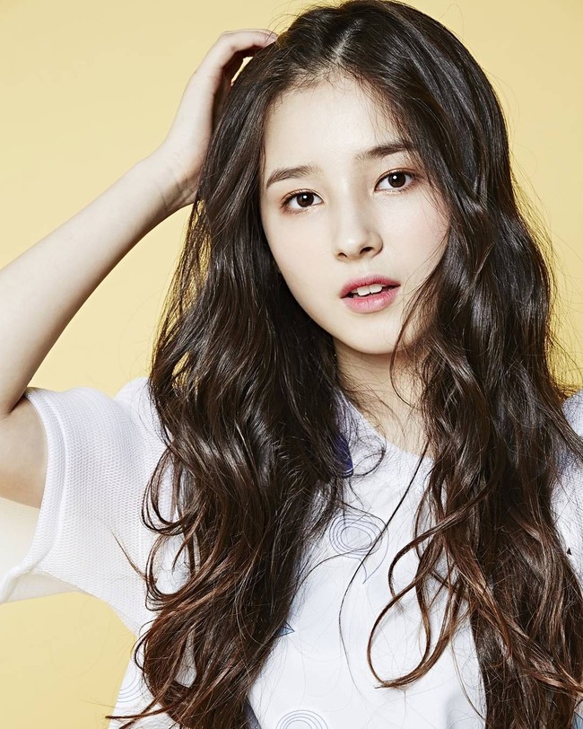 Dalam grup Momoland yang memiliki sembilan personel, Nancy berperan sebagai center, lead vocal dan lead dancer. Foto: Instagram/@mld_official, @momoland_official