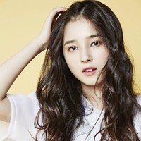 Dalam grup Momoland yang memiliki sembilan personel, Nancy berperan sebagai center, lead vocal dan lead dancer. Foto: Instagram/@mld_official, @momoland_official