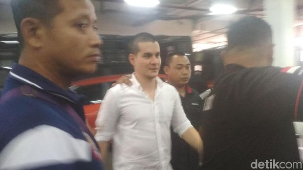 Syahrini Laporkan Lia Ladysta, Steve Emmanuel Pindah Agama Lagi