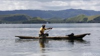 Sebelum banjir bandang, sejumlah warga tengah melakukan aktivitas menggunakan perahu tradisional. Muhammad Ridho/detikcom.