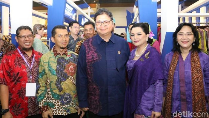 Menperin Airlangga Hartarto, Dirjen IKMA Gati W, Ketua Pameran Adiwastra, Yantie Airlangga di stand binaan PT Pupuk Indonesia/Dok: Kemenperin Menperin Airlangga Hartarto, Dirjen IKMA Gati W, Ketua Pameran Adiwastra, Yantie Airlangga di stand binaan PT Pupuk Indonesia/Dok: Kemenperin