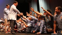 Prabowo menyalami para pengusaha yang mendukungnya.
