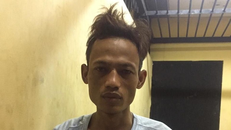 Pedagang Asongan Rampok Pemobil di Flyover Grogol Pedagang Asongan Rampok Pemobil di Flyover Grogol