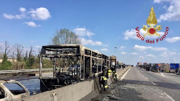 Bus Penuh Anak Sekolah Dibakar Sopir yang Marah di Italia