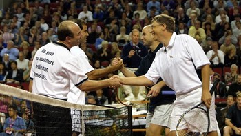 Pada tahun 2001, Gates juga pernah bermain bareng pendiri Amazon, Jeff Bezos. Foto: Getty Images