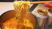 Changmin juga ternyata hobi makan ramen instan di malam hari. Ini hasil ramen buatannya, yang terlihat sangat menarik dan menggoda selera. Foto: Instagram @changmin88