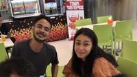 Bisa tebak siapa saja yang ada di foto ini? Yap! Lio lagi makan bareng Zack Lee, Adinia Wirasti, dan Kelly Tandiono. Foto: Instagram marthinolio