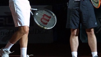 Tampak keakraban mereka ketika itu. Saat ini, mereka pun menjadi urutan 1 dan 2 orang terkaya dunia. Bezos yang saat itu masih jauh di bawah, sekarang sudah menyalip Gates. Foto: Getty Images