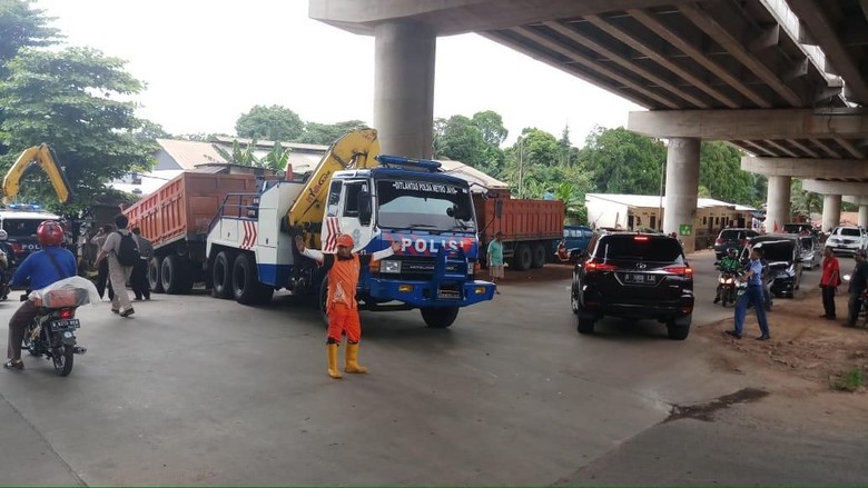 Evakuasi Truk Pasir Terperosok ke Kali di Cilandak, Lalin Macet Evakuasi Truk Pasir Terperosok ke Kali di Cilandak, Lalin Macet
