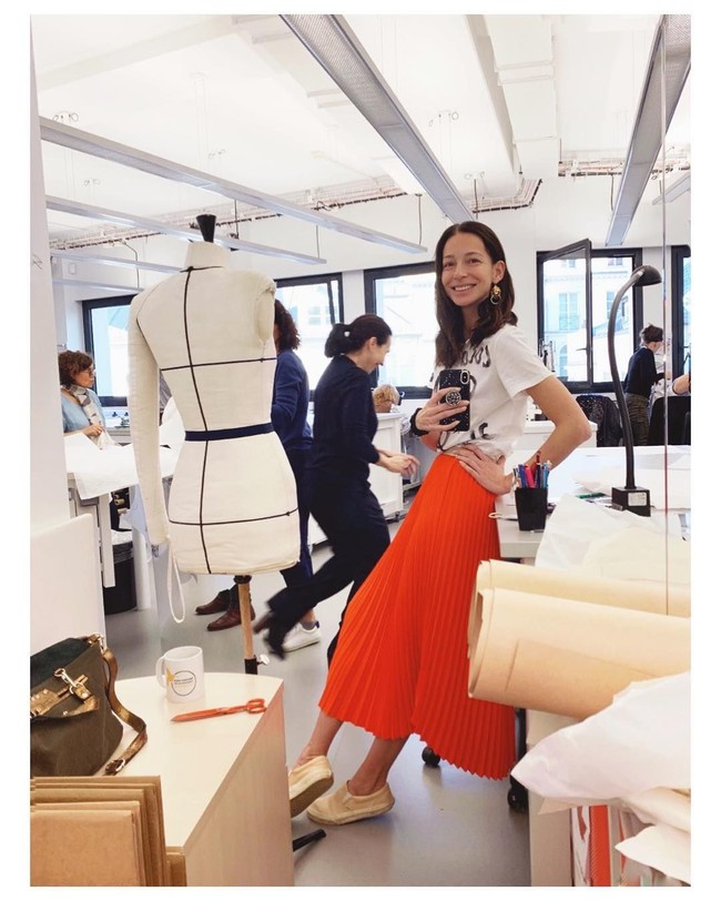 Wanita tersebut adalah model fitting untuk Chanel. Berbeda dengan peragawati lain, model fitting biasanya bekerja di dalam rumah busana. Ia dipanggil sewaktu-waktu oleh brand untuk menjadi standar proporsi koleksi mereka. Foto: Instagram @amandasanchez