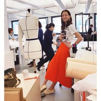 Wanita tersebut adalah model fitting untuk Chanel. Berbeda dengan peragawati lain, model fitting biasanya bekerja di dalam rumah busana. Ia dipanggil sewaktu-waktu oleh brand untuk menjadi standar proporsi koleksi mereka. Foto: Instagram @amandasanchez