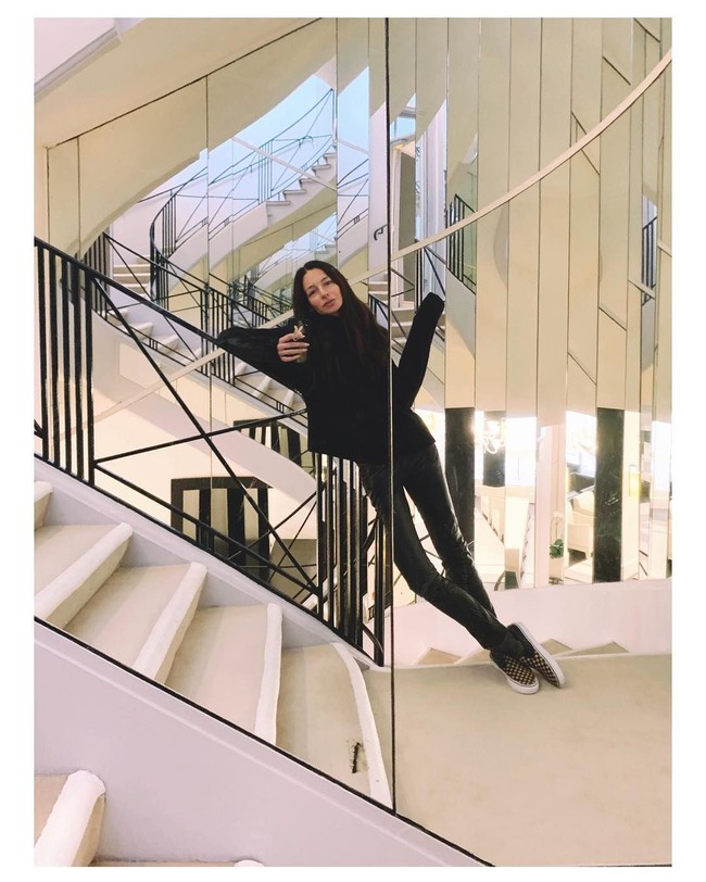 Meski begitu, tentu peran Amanda bisa dibilang krusial dalam fashion show Chanel karena menjadi standar ukuran busana yang digunakan model-model terkenal. Di akun Instagram-nya, wanita asal Brazil tersebut pun sering membagikan behind the scene dari sebuah fashion show Chanel yang tidak dirasakan para lain. Foto: Instagram @amandasanchez