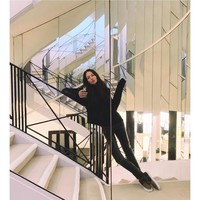 Meski begitu, tentu peran Amanda bisa dibilang krusial dalam fashion show Chanel karena menjadi standar ukuran busana yang digunakan model-model terkenal. Di akun Instagram-nya, wanita asal Brazil tersebut pun sering membagikan behind the scene dari sebuah fashion show Chanel yang tidak dirasakan para lain. Foto: Instagram @amandasanchez