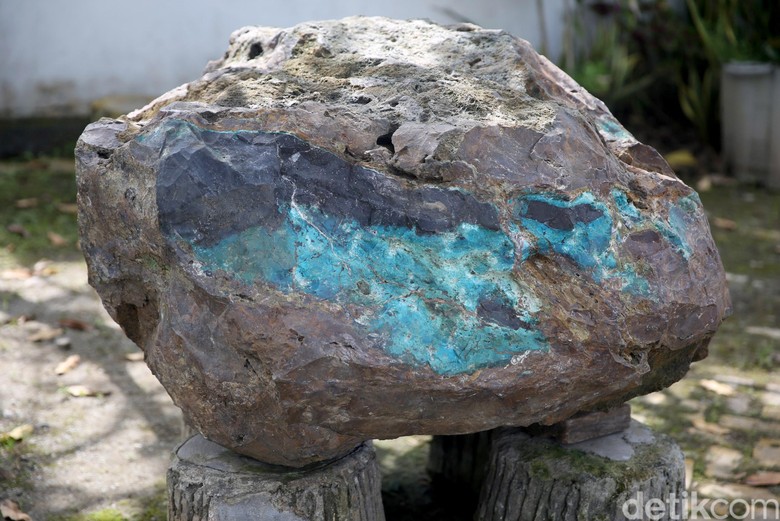 Melihat Batu Bacan 1,5 Ton di Keraton, Betul Bisa Berubah Warna? Melihat Batu Bacan 1,5 Ton di Keraton, Betul Bisa Berubah Warna?