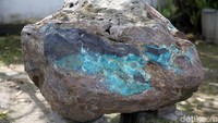 Di depan halaman Kedaton Kesultanan Bacan terdapat sebongkah batu dengan berat mencapai 1,7 Ton. Batu bacan raksasa ini awalnya ditemukan warga di Desa Palamea, Pulau Kasiruta, Halmahera Selatan, pada tahun 2014 silam. Batu ini pun dibawa ke Labuha, Pulau Bacan, sekitar April 2015.
