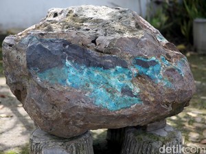 Melihat Batu Bacan 1,5 Ton di Keraton, Betul Bisa Berubah Warna?