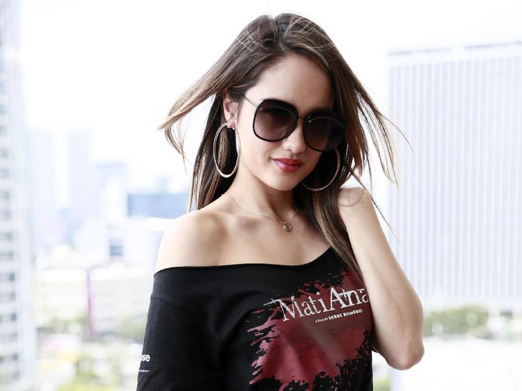 Cinta Laura Pamer Bahu Seksinya