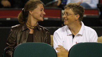 Gates pun ditemani sang istri tercinta, Melinda. Foto: Getty Images