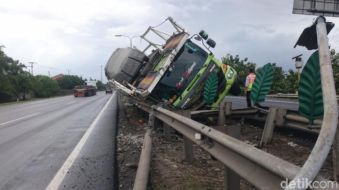 Truk Pengangkut Mobil Terguling di Tol Serang Arah Merak