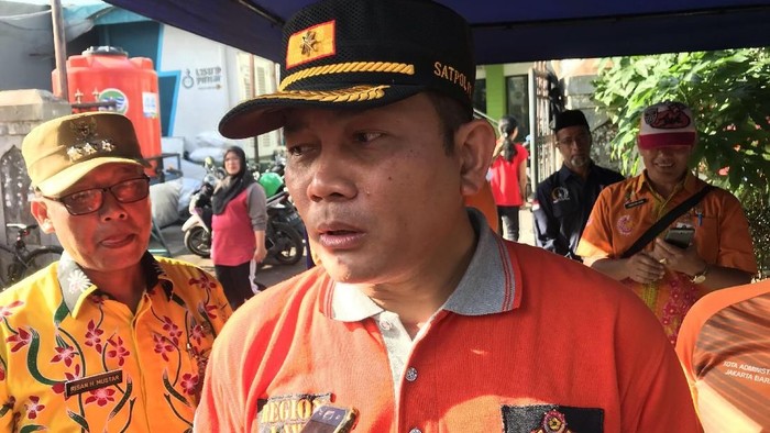 puing sisa kebakaran krukut dibersihkan oleh satpol PP / kepala satpol pp dki arifin