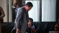 Sekjen DPR Indra Iskandar diperiksa KPK sebagai saksi kasus dugaan suap ke anggota DPR F-PAN Sukiman. 