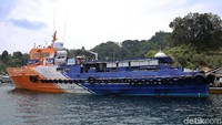 Masyarakat di wilayah pesisir antusias melihat kapal berwarna biru dan oranye bersandar di dermaga pulau mereka. Kapal milik PT Bank Rakyat Indonesia (BRI) Tbk ini membawa layanan perbankan ke berbagai pulau di pelosok Indonesia.