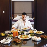 Ini miliuner yang saat ini tengah diperbincangkan. Sudah tajir melintir, Matthew Lepre pun punya wajah ganteng. Kini, pria asal Sydney, Australia itu tengah mencari asiten pribadi yang akan ikut dia keliling dunia. Foto: Instagram (@matthewlepre)