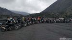 Aksi Pecinta Royal Enfield Taklukan Erupsi Bromo