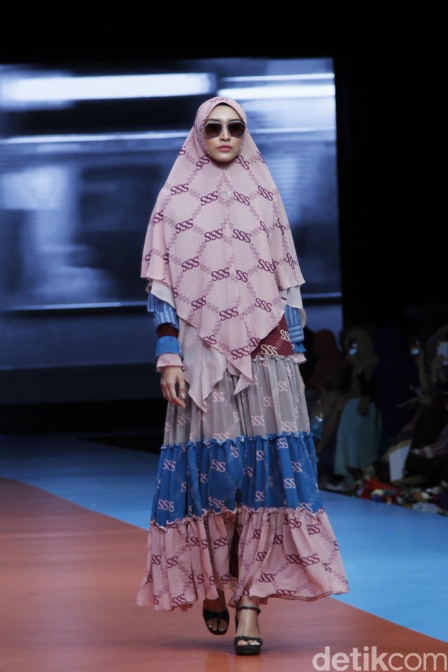 Koleksi busana muslim syari Si.Se.Sa yang ditampilkan di Si.Se.Sa Annual Fashion Show 2019, The Tribrata, Jakarta, [Selasa 19/03/2019]. Foto: Mohammad Abduh/Wolipop
