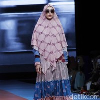 Koleksi busana muslim syari Si.Se.Sa yang ditampilkan di Si.Se.Sa Annual Fashion Show 2019, The Tribrata, Jakarta, [Selasa 19/03/2019]. Foto: Mohammad Abduh/Wolipop