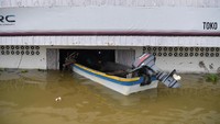Akibat banjir bandang Sentani dan tingginya curah hujan di wilayah tersebut menyebakan Danau Sentani meluap dan mengakibatkan sejumlah perkampungan di sekitar danau itu terkena banjir. ANTARA FOTO/Zabur Karuru.