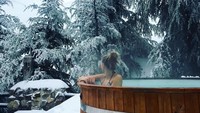 Saat Van Dam ingin snowboarding di Granada, Spanyol namun tak bisa ke puncak karena lift tutup, ia pun memilih berendam air hangat (pilotvandam/Instagram)