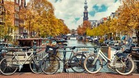 Posisi ke-5 ada Belanda. Tak peduli musim, bersepeda mengelilingi kanal-kanal di Amsterdam sangat menyenangkan. (Shutterstock/CNN Travel)