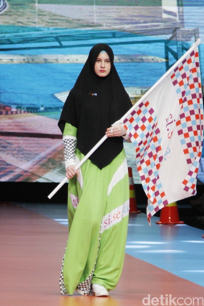 Koleksi busana muslim syari Si.Se.Sa yang ditampilkan di Si.Se.Sa Annual Fashion Show 2019, The Tribrata, Jakarta, [Selasa 19/03/2019]. Foto: Mohammad Abduh/Wolipop