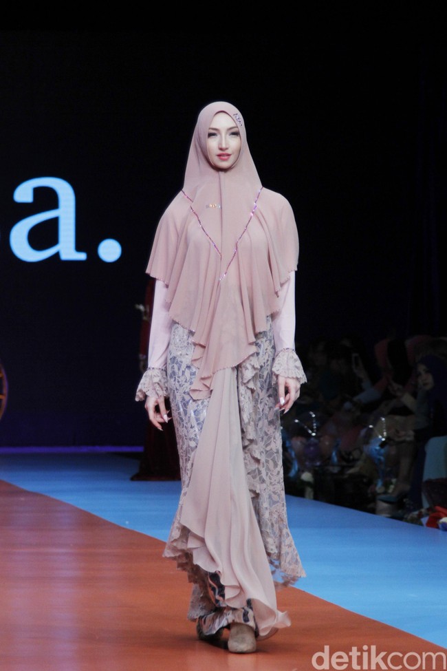 Koleksi busana muslim syari Si.Se.Sa yang ditampilkan di Si.Se.Sa Annual Fashion Show 2019, The Tribrata, Jakarta, [Selasa 19/03/2019]. Foto: Mohammad Abduh/Wolipop