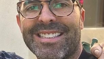 Inilah Micahel Sanchez yang akhirnya mengaku sebagai sosok yang membocorokan pesan-pesan mesum pemilik Amazon, Jeff Bezos, pada Lauren Sanchez. Mengejutkan karena dia ini adalah saudara kandung Lauren. Foto: Facebook