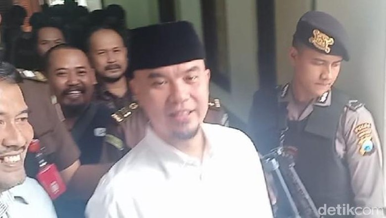 Ratapan Dhani Soal Asam Urat Kambuhan Hingga Minta Dibantarkan Ratapan Dhani Soal Asam Urat Kambuhan Hingga Minta Dibantarkan