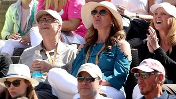 Bill Gates baru-baru ini menonton tenis BNP Parisbas Open di Indian Wells, California. Ia bersama sang istri, Melinda, berada di tribun VIP. Tampak di bagian bawah paling kanan, ada pendiri Oracle, Larry Ellison, yang juga seorang penikmat tenis. Foto: Getty Images