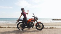 Waktu luangnya tak jarang diisi dengan jalan-jalan santai. Dia gemar mengendarai motor (pilotvandam/Instagram) 
