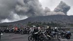 Aksi Pecinta Royal Enfield Taklukan Erupsi Bromo