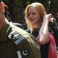 Tereza tak kuasa menahan tangis karena dirinya merasa dijebak. Menurut pihak imigrasi, model 22 tahun itu datang ke Pakistan setelah bertemu dengan pria asal negara tersebut di Manchester. Dan pria ini mengatur sebuah pemotretan palsu yang menurut Tereza tak diketahuinya. Foto: ARIF ALI / AFP