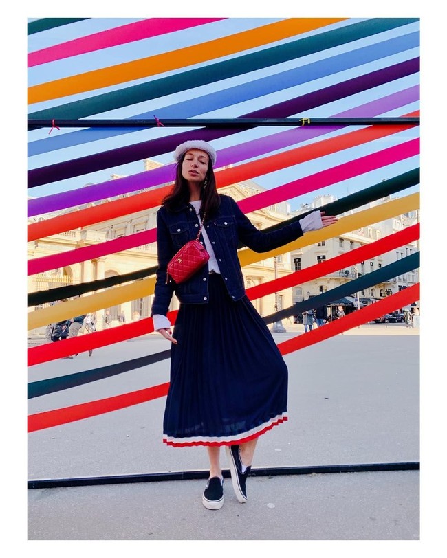 Begini gaya busana Amanda Sanchez yang sangat Paris. Foto: Instagram @amandasanchez