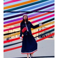 Begini gaya busana Amanda Sanchez yang sangat Paris. Foto: Instagram @amandasanchez