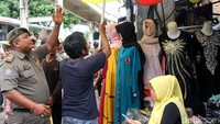 Para PKL yang kedapatan melanggar dan masih membuka lapak di trotoar Tanah Abang, diminta untuk menggeser dagangannya.  