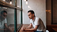 Nah, gimana nih soal pose Lio yang sedang melamun di kafe? Foto: Instagram marthinolio