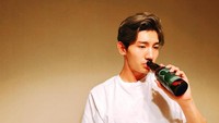Meski usianya sudah menginjak kepala tiga, tapi Changmin selalu tampil awet muda. Ini pose kerennya saat menikmati minuman. Foto: Instagram @changmin88